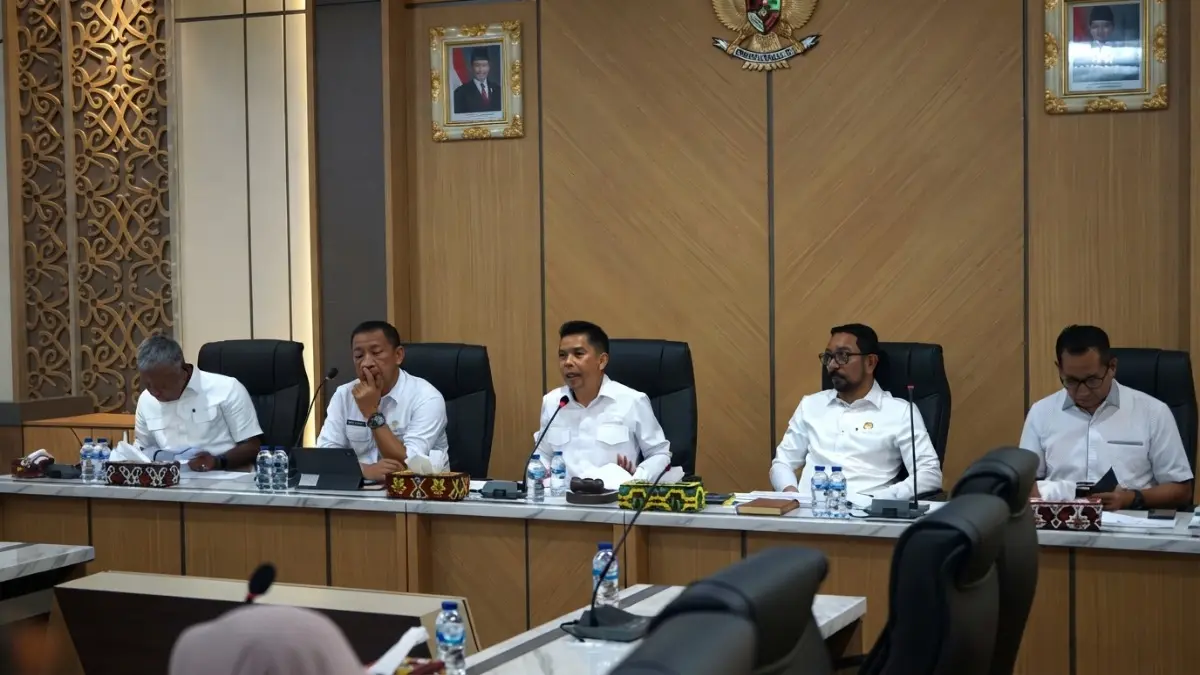 Ketua DPRD Balikpapan Alwi Al Qadri memimpin pembahasan KUA-PPAS 2027 saat dana transfer pusat diproyeksikan turun.