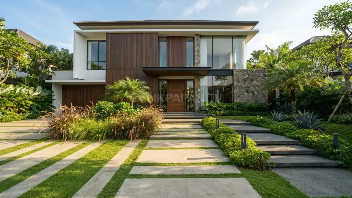 Kombinasi paving dan rumput menjadi solusi sederhana memperindah halaman depan rumah dengan nuansa alami setiap hari. (BTV/AI)