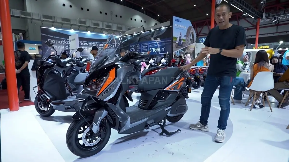 Motor listrik Yadea GT80 tampil di Jakarta Fair Kemayoran dengan desain skuter premium dan fitur modern. (BTV/AI)