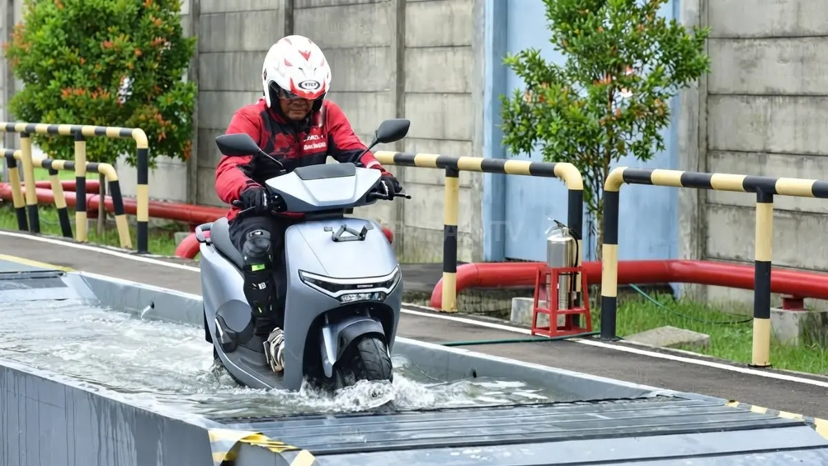 Pengujian motor listrik Adora melewati genangan air untuk menunjukkan ketahanan komponen berstandar IP67. (BTV/AI)