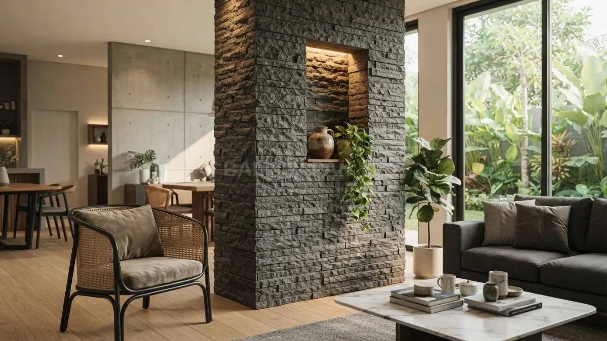Pilar rumah berlapis batu alam andesit dan travertine menghadirkan nuansa mewah, elegan, modern, alami, harmonis sempurna (BTV/AI)