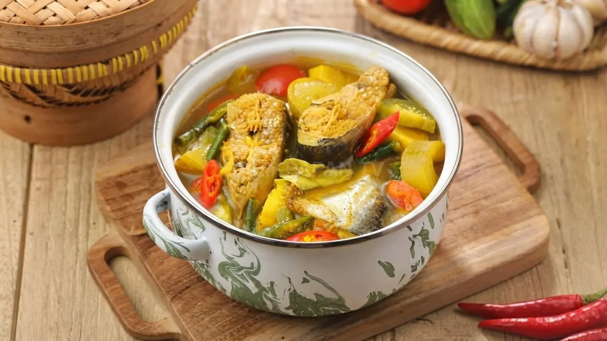 Semangkuk Sayur Asam Kutai dengan aneka sayuran segar khas Kalimantan Timur siap disantap. (BTV/AI)