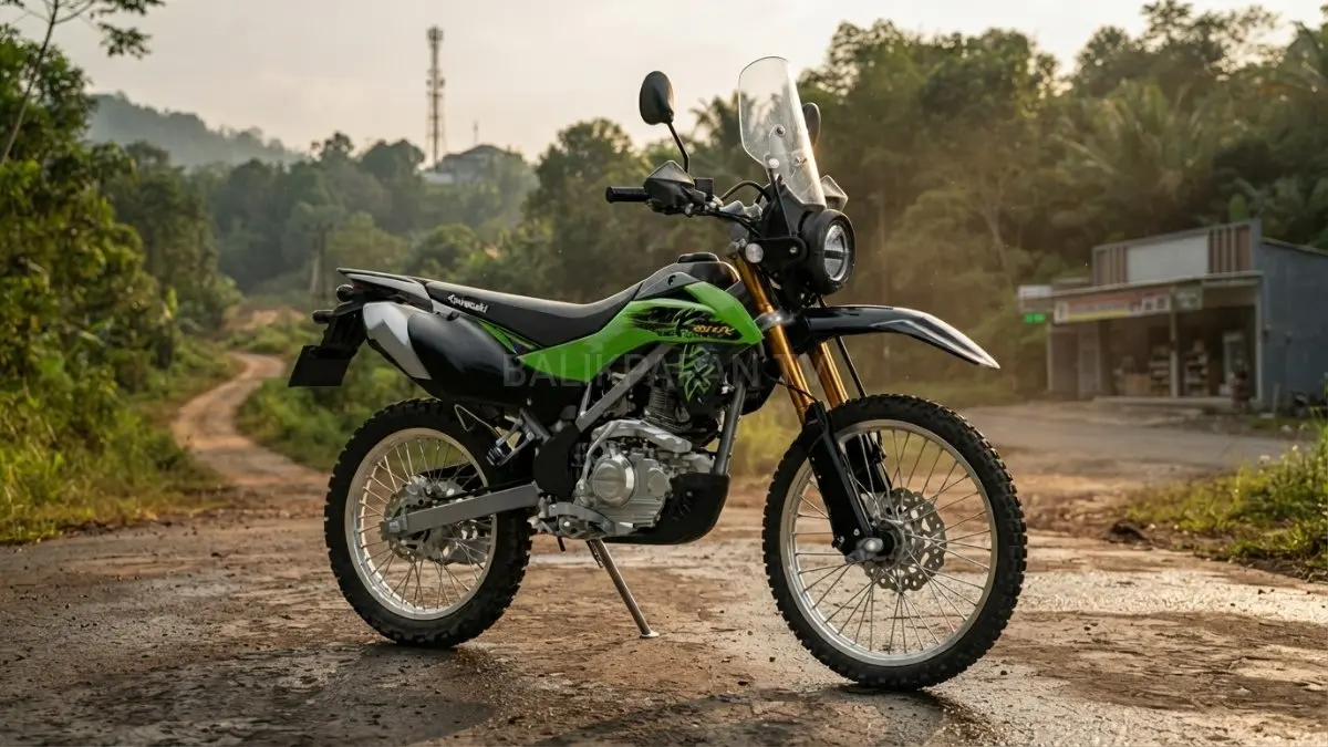 Tampak depan bodi motor Kawasaki KLX 150 XPL berkelir hijau dengan tameng angin tinggi dan lampu bundar LED. (BTV/AI) 
