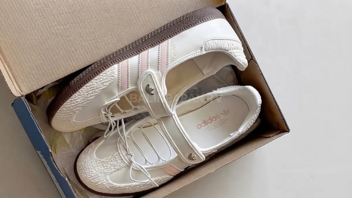 Tampilan close up Sepatu Samba Jane bertali menonjolkan detail strap feminin dengan sentuhan klasik ikonik Adidas terbaru (BTV/AI)