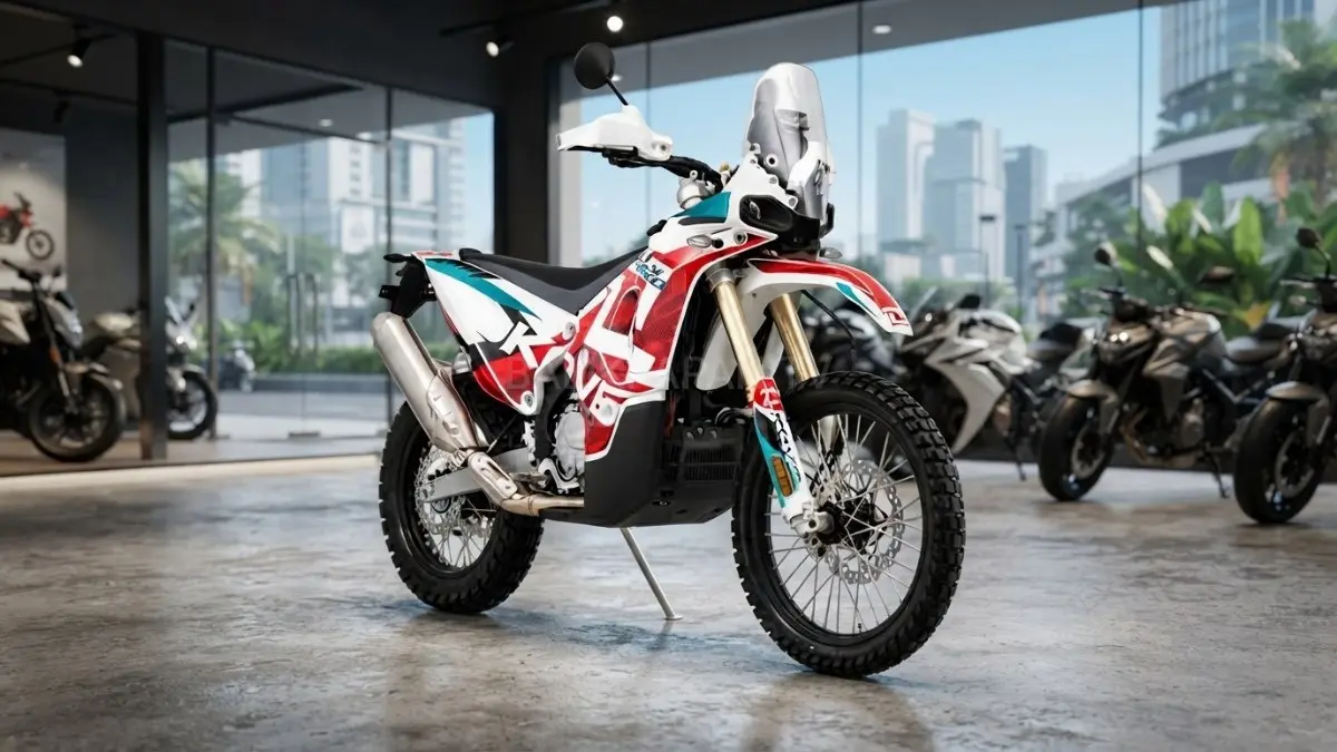 Tampilan depan motor KOVE 450 Rally RE dengan lampu proyektor LED ganda dan windshield tegak tinggi. (BTV/AI) 