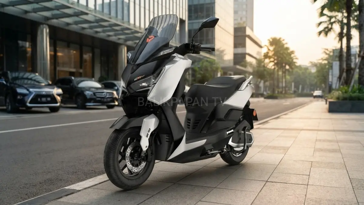 Tampilan depan skuter listrik bongsor Yadea GT80 yang menampilkan lampu utama LED ganda dan windshield tinggi yang elegan.(BTV/AI) 
