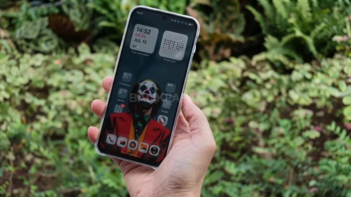 Tecno Pova 8 5G hadir dengan layar interaktif belakang serta baterai besar untuk penggunaan sehari penuh. (BTV/AI)
