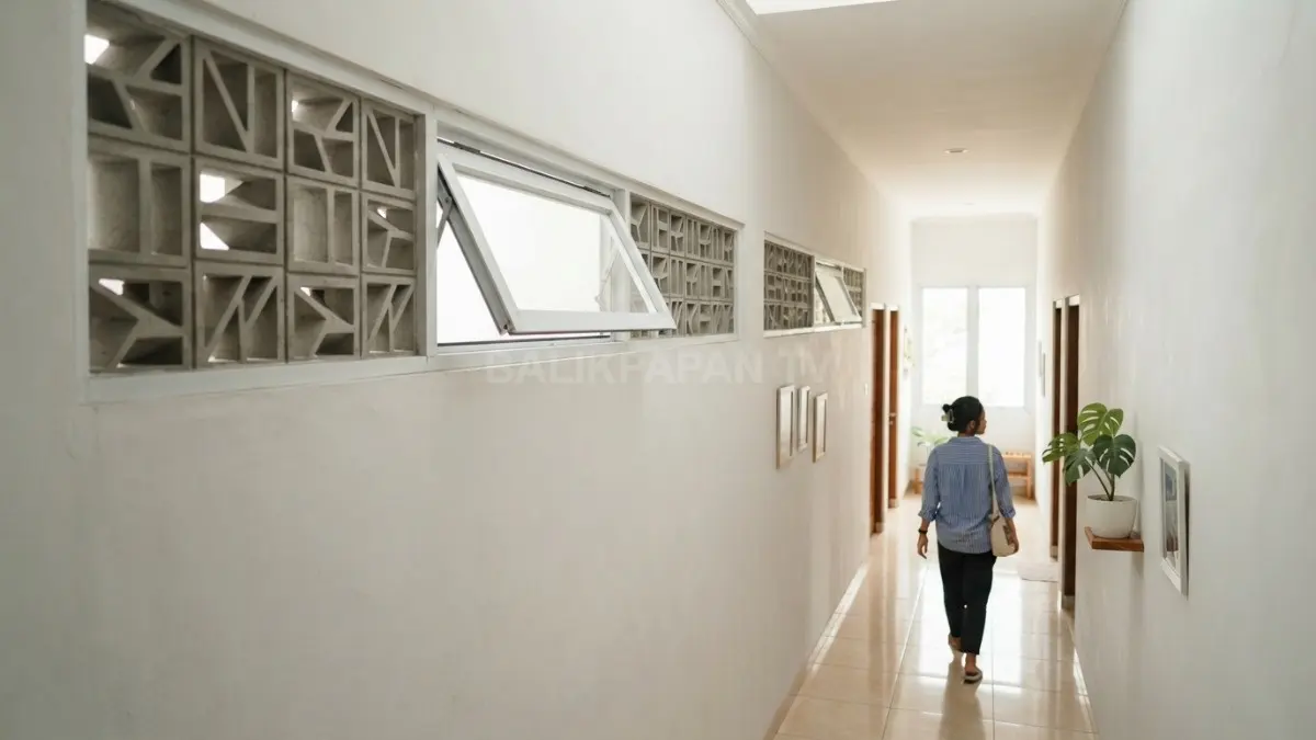 Ventilasi atas pada lorong rumah membantu membuang udara panas dan meningkatkan sirkulasi alami. (BTV/AI)