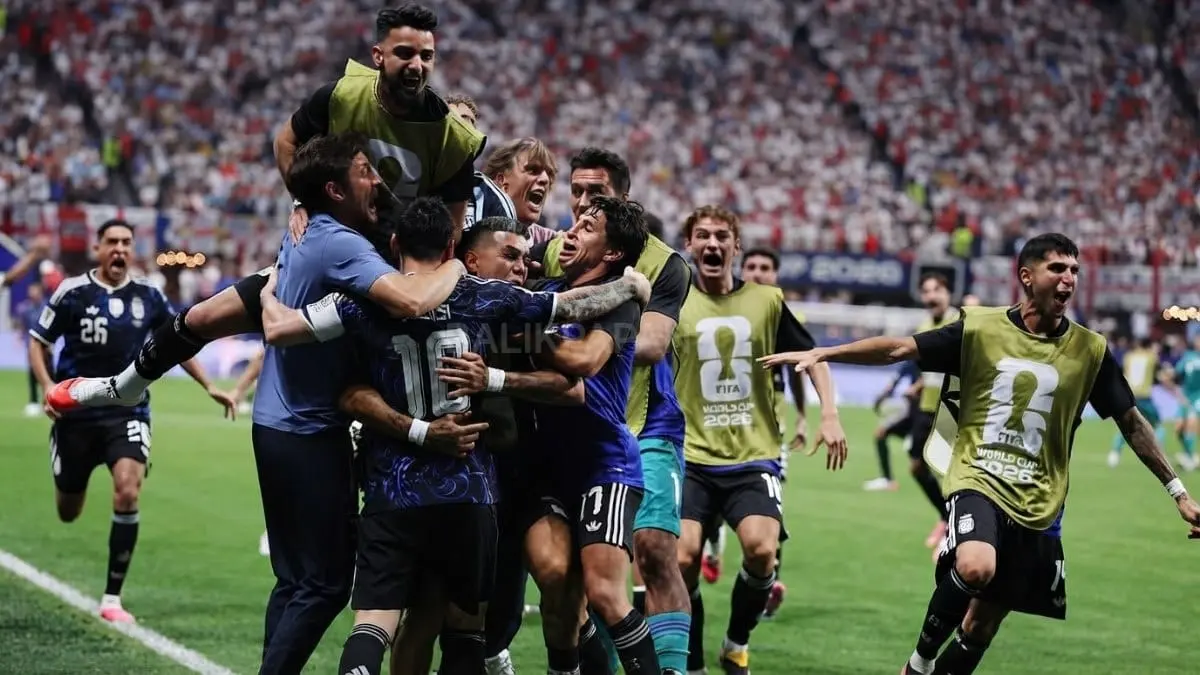 Argentina merayakan kemenangan dramatis atas Inggris memastikan tiket final Piala Dunia bersama Lionel Messi cs penuh semangat. [BTV:AI]