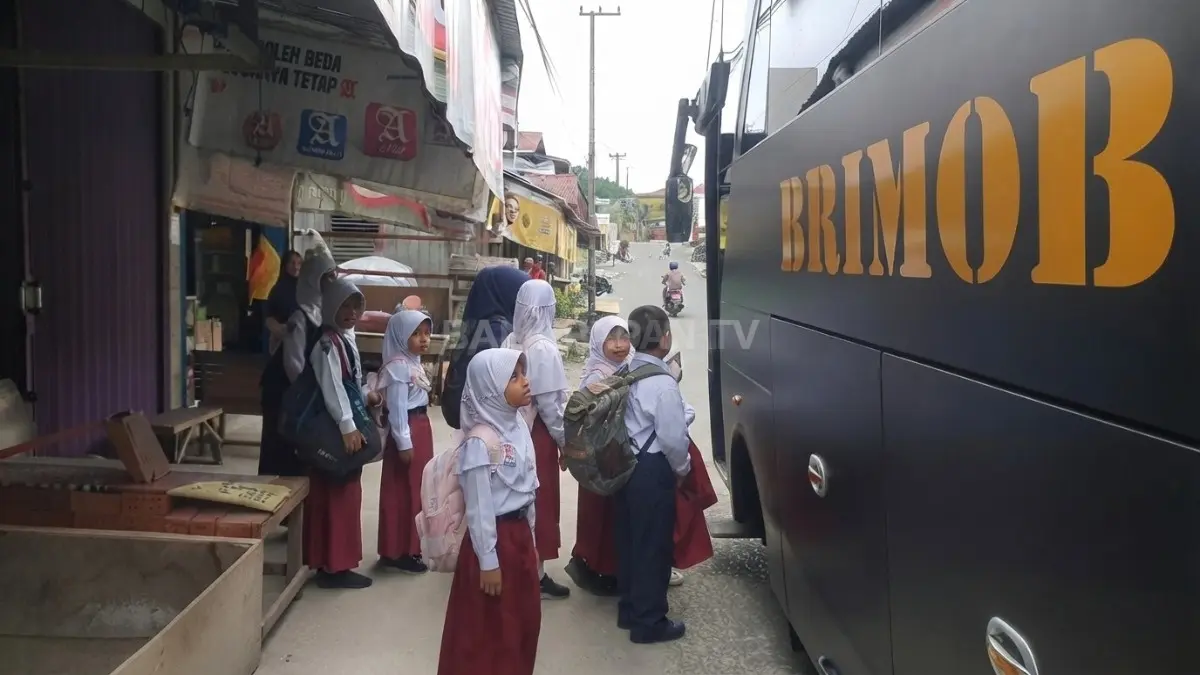 Bus sekolah gratis Brimob Polda Kaltim mengangkut pelajar menuju sekolah di Balikpapan dengan aman setiap pagi.