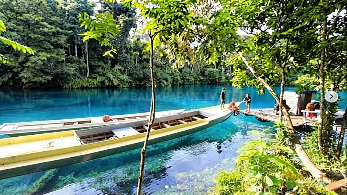 Danau Labuan Cermin dan Telaga Biru menghadirkan keindahan air jernih serta panorama alam memukau di Berau. (BTV/AI)