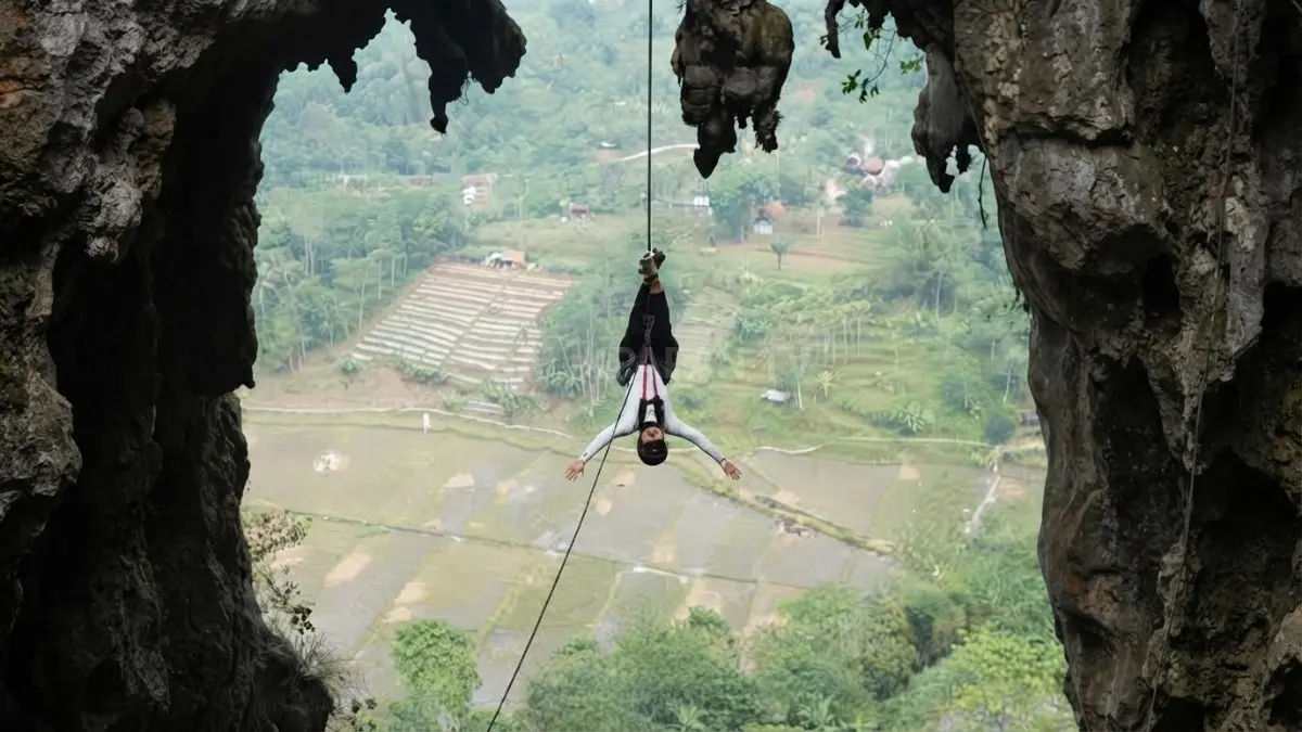 Gua Haji Mangku, Bukit Bangkirai, dan Batu Dinding menawarkan petualangan alam menantang di Kalimantan Timur. (BTV/AI)