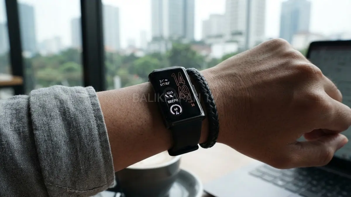Huawei Band 11 dengan layar AMOLED menampilkan informasi kesehatan dan aktivitas harian.(BTV/AI) 