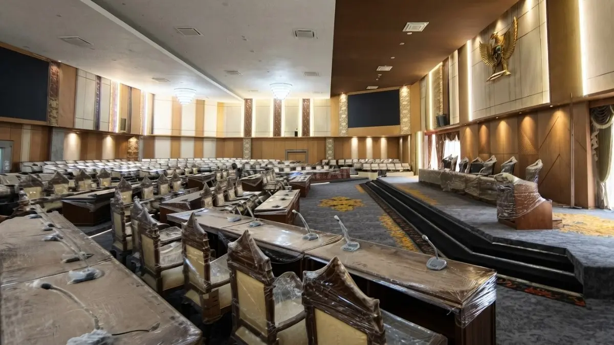 Interior ruang rapat anggota DPRD Balikpapan yang dirancang mendukung pelayanan legislatif lebih efektif.