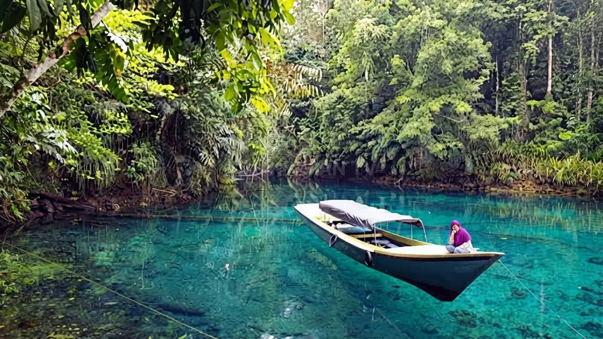 Labuan Cermin Berau menawarkan danau dua rasa, air jernih, serta panorama alam tropis yang memukau wisatawan. (BTV/AI)