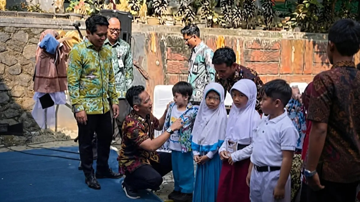 Orang tua murid SDN 009 Balikpapan Utara menerima bantuan seragam sekolah gratis dari Pemerintah Kota Balikpapan.