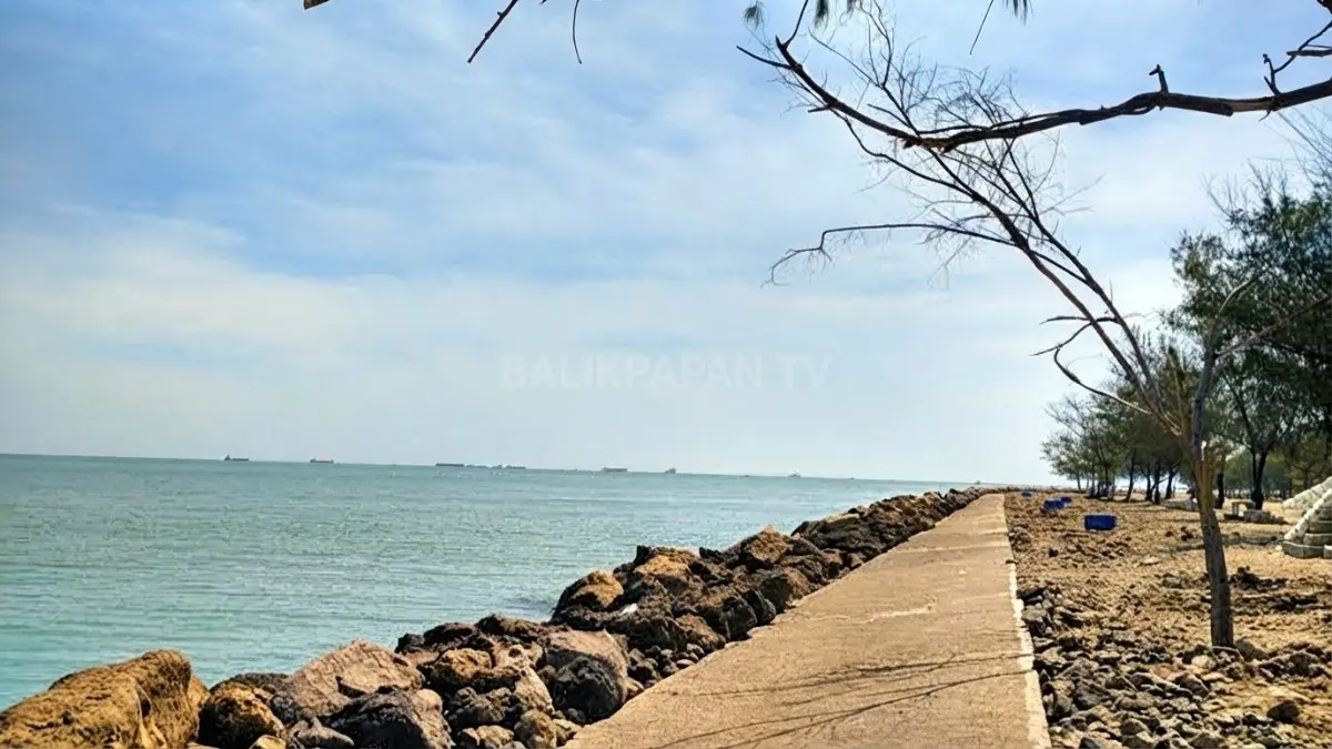 Pantai Marina Bontang menawarkan pasir putih, laut jernih, olahraga air, dan panorama alam memikat wisatawan. (BTV/AI)
