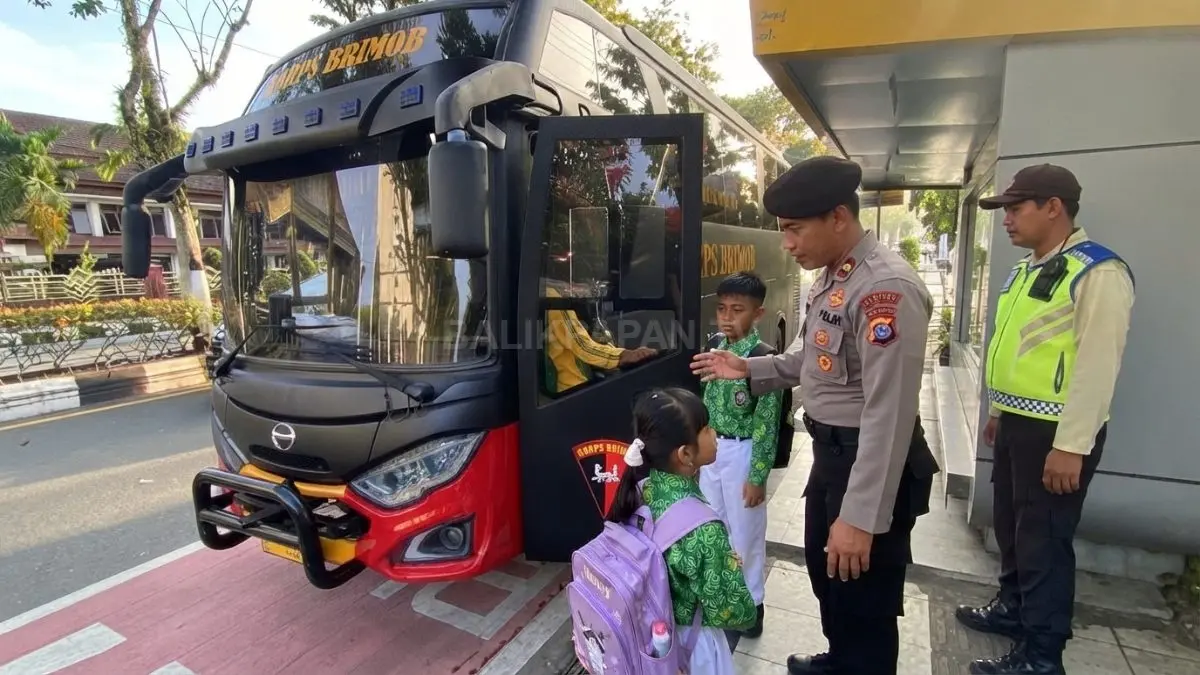 Personel Brimob memberikan edukasi disiplin dan keselamatan berlalu lintas