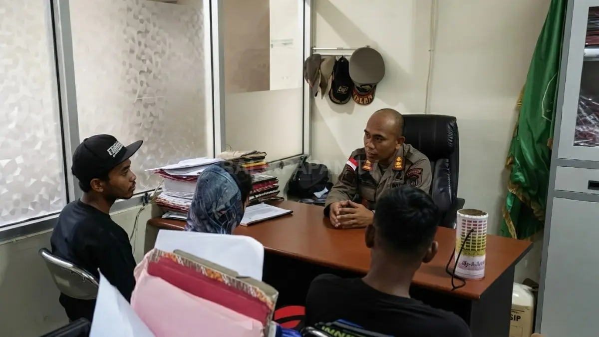 Petugas Satpol PP Kutai Barat memberikan pembinaan kepada pengamen dan badut jalanan setelah penertiban di kawasan lampu merah.