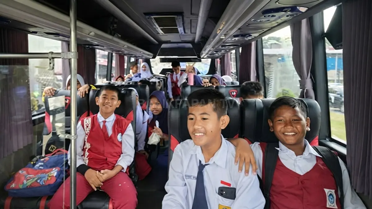 Suasana pelajar didalam bus sekolah gratis Brimob