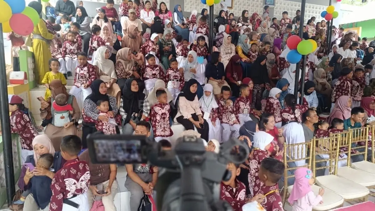 Suasana pembagian seragam gratis di SDN 009 Balikpapan Utara tahun ajaran 2026/2027.