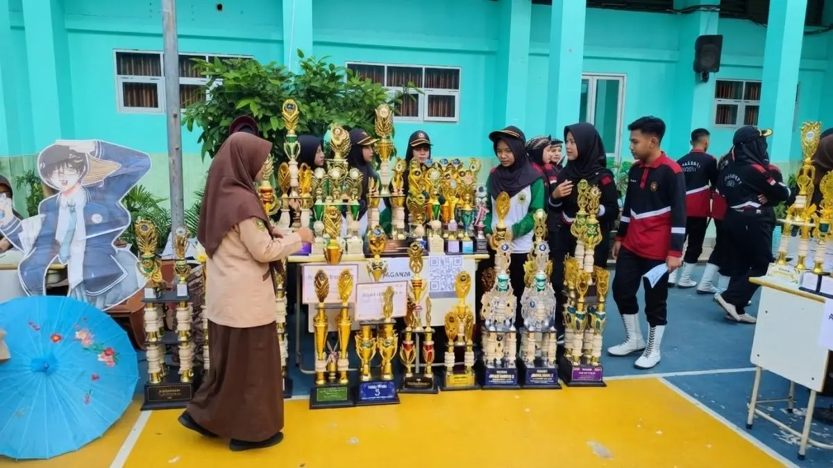 Deretan piala Paskas dipamerkan untuk menarik minat siswa baru saat kegiatan pengenalan ekstrakurikuler sekolah. (BTV/Ai)