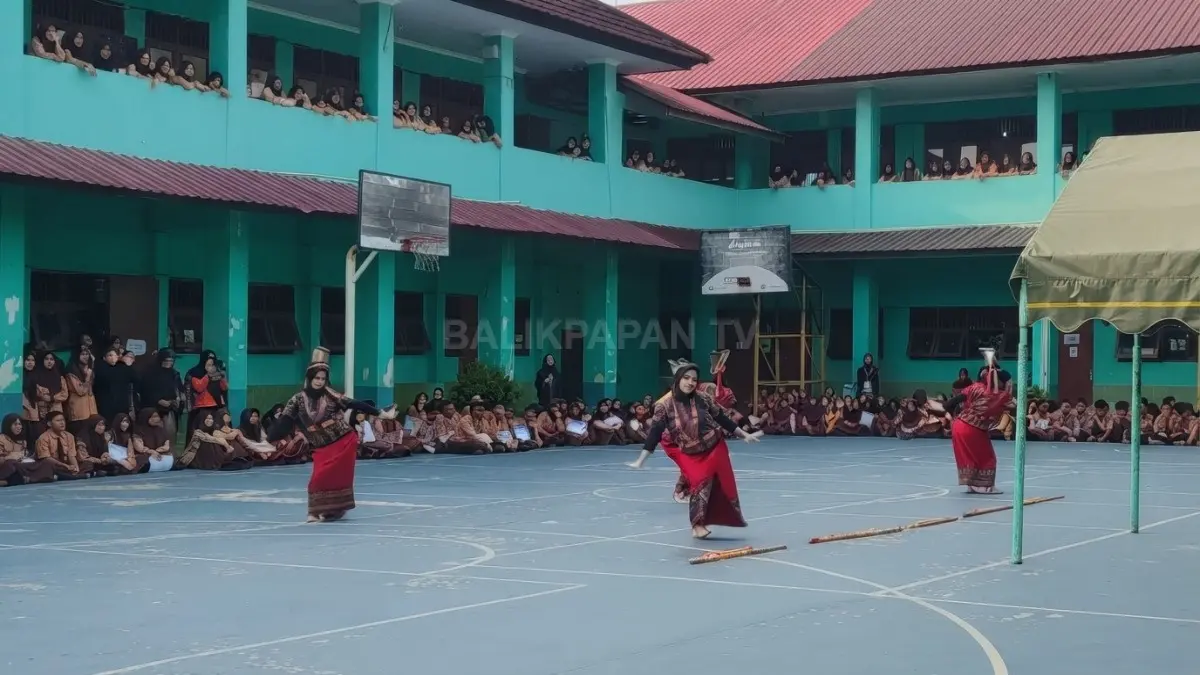 Dukungan guru pembina mendorong siswa menampilkan kemampuan terbaik melalui pertunjukan seni dalam Parade Ekstrakurikuler SMK Negeri 2 Balikpapan.(BTV/Ai)