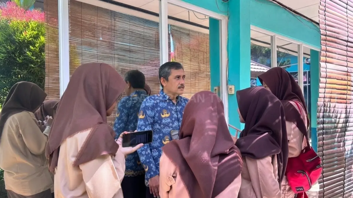 Edy Widodo selaku Wakil Kepala Sekolah Bidang Sarana dan Prasarana sedang menjelaskan program ekstrakurikuler. (BTV/Ai)