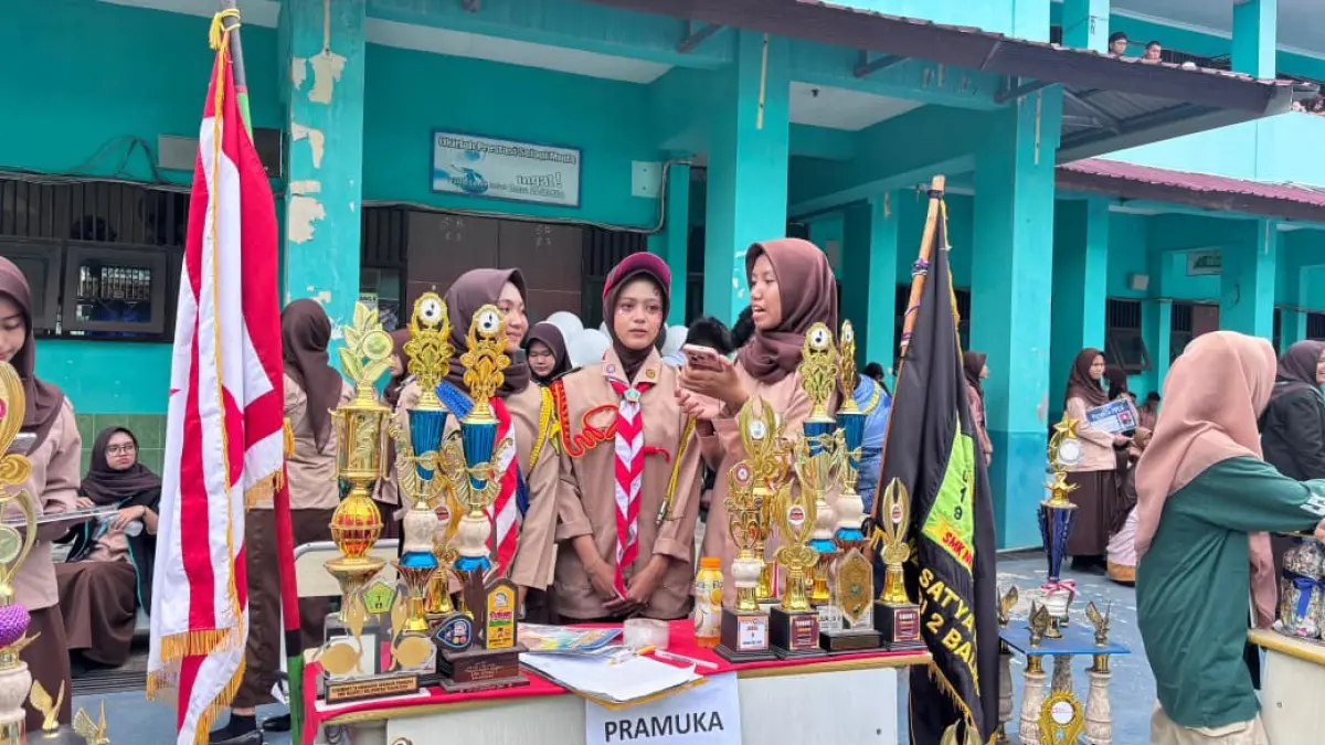 Guru pembina dan anggota Pramuka memberikan informasi kepada siswa baru di stan ekstrakurikuler. (BTV/Ai)