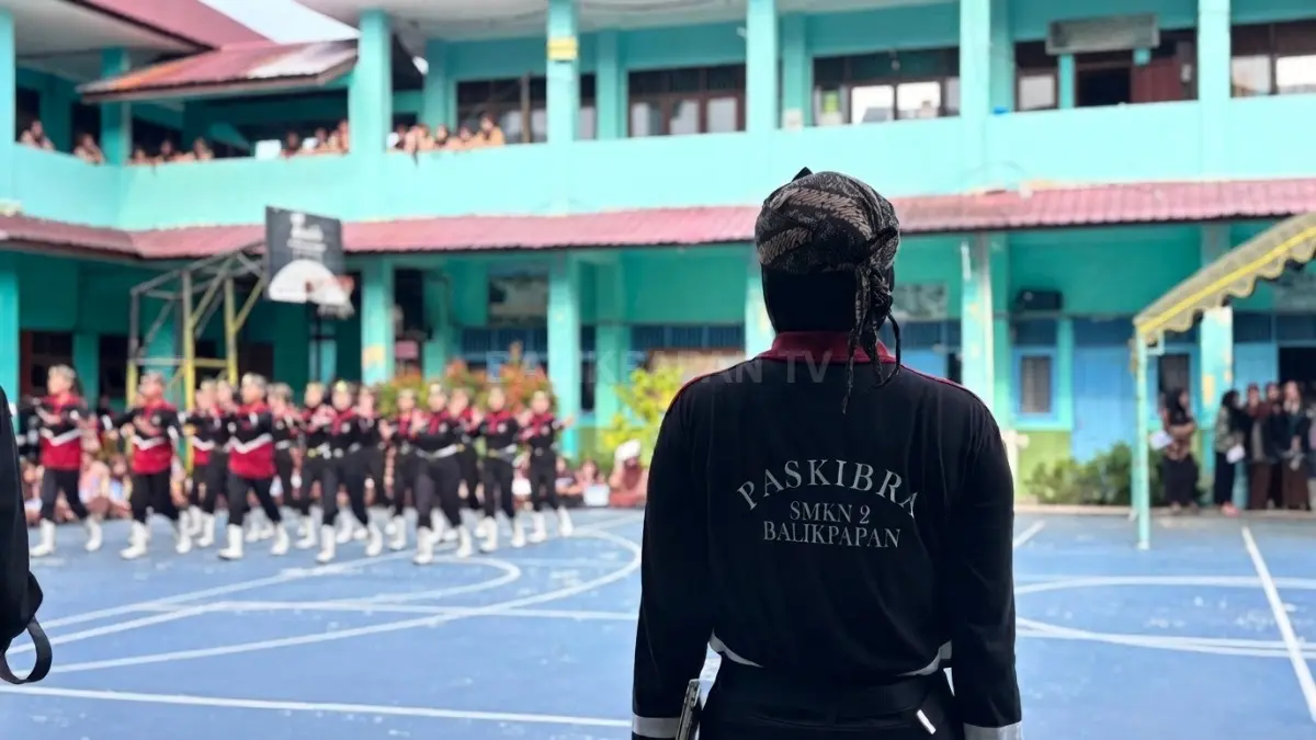 PASGANZA tampil memamerkan disiplin, kekompakan, kepemimpinan melalui atraksi baris-berbaris memukau siswa baru di sekolah (BTV/AI)
