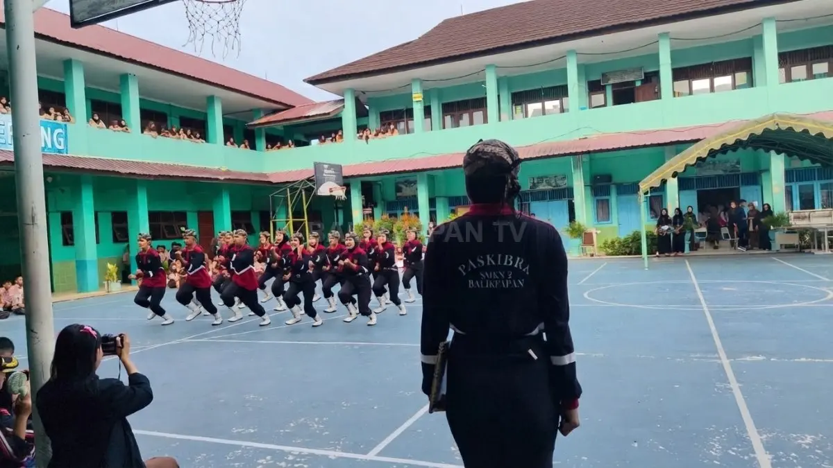 Pasganza turut memeriahkan Parade Ekstrakurikuler dengan menampilkan formasi baris-berbaris sekaligus mengajak siswa baru bergabung sesuai minat dan potensi. (BTV/AI)
