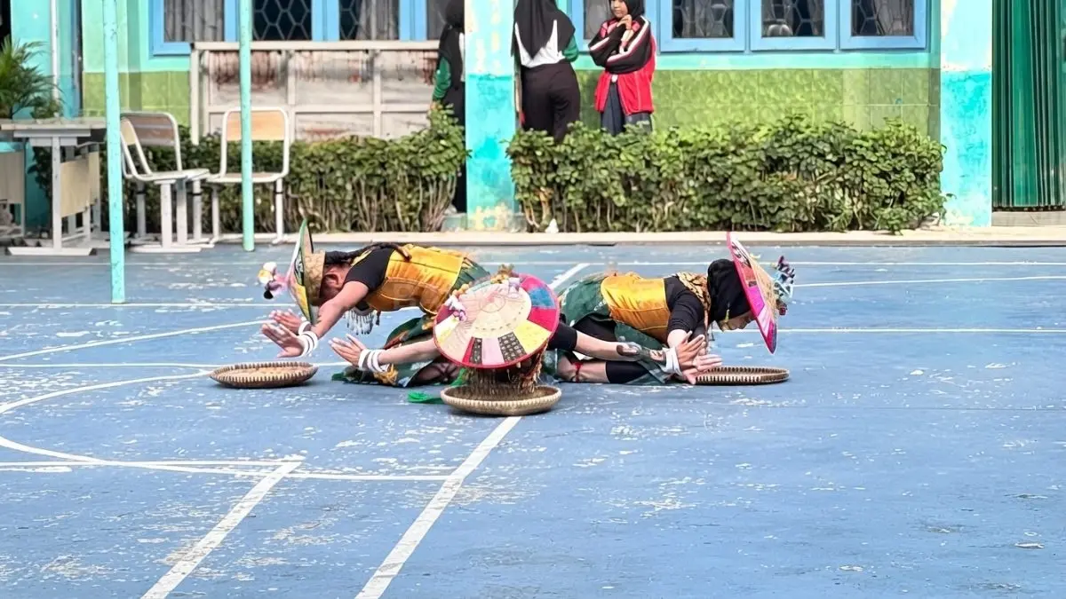 Penampilan Lampit Saga menampilkan tari kreatif berprestasi membawa budaya daerah ke panggung nasional membanggakan siswa (BTV/AI)