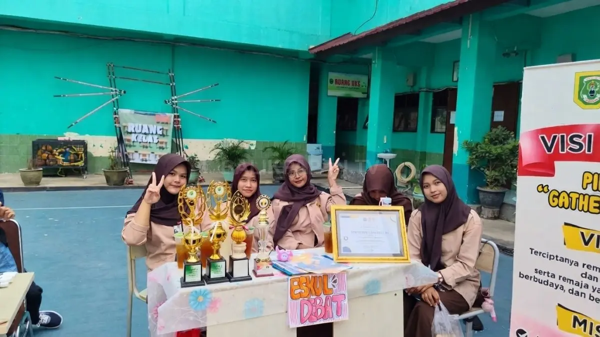 Pengurus Ekstrakurikuler Debat Bahasa Indonesia SMK Negeri 2 Balikpapan memperkenalkan program, prestasi, dan kegiatan kepada peserta didik baru pada Parade Ekstrakurikuler. (BTV/AI)