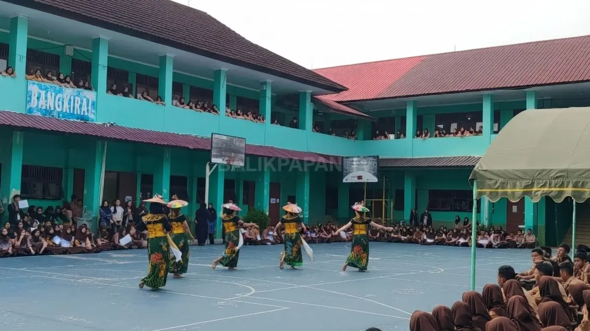 Pesona gerakan siswi saat menampilkan tarian tradisional dalam acara pengenalan ekstrakurikuler sekolah. (BTV/Ai)