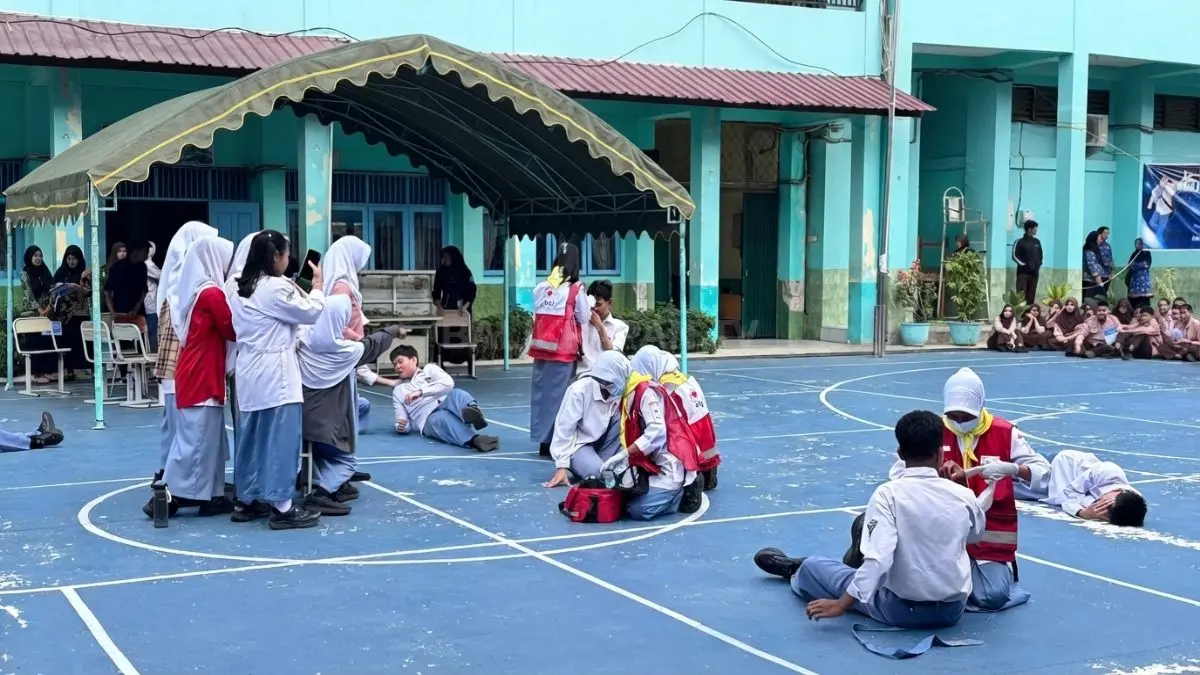 PMR SMKN 2 Balikpapan melatih kepedulian, keterampilan pertolongan pertama, kedisiplinan, serta jiwa kemanusiaan siswa sejak dini. (BTV/AI)