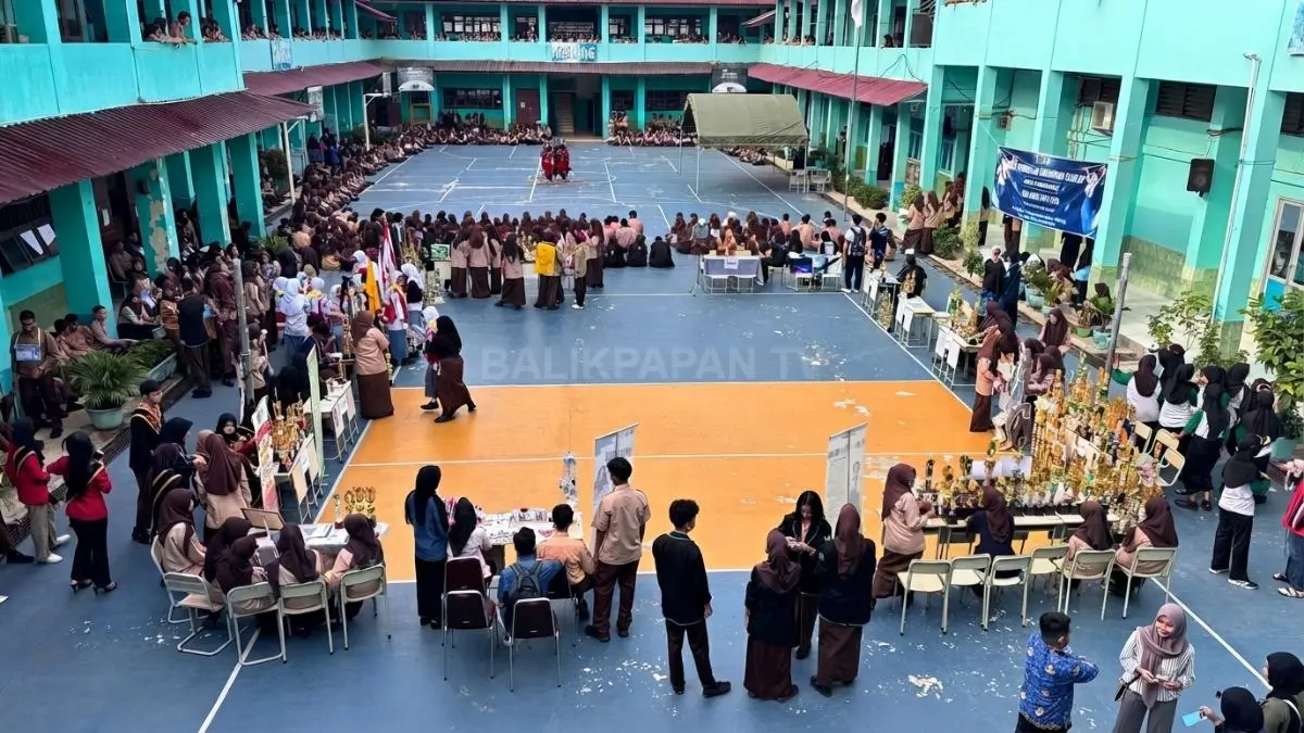Siswa baru menyaksikan parade ekstrakurikuler saat penutupan MPLS di SMKN 2 Balikpapan antusias bersama ceria (BTV/AI)