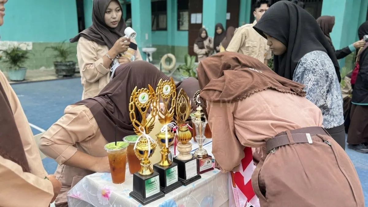 Siswa mengunjungi stan ekstrakurikuler SMKN 2 Balikpapan untuk mengenal beragam kegiatan sesuai minat dan bakatnya (BTV/AI)