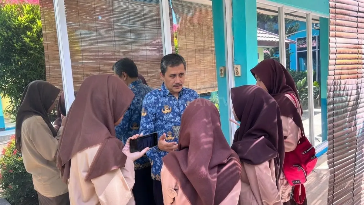 Wakil kepala sekolah menjelaskan peran parade ekstrakurikuler dalam mengenalkan organisasi dan mengembangkan potensi siswa baru (BTV/AI)
