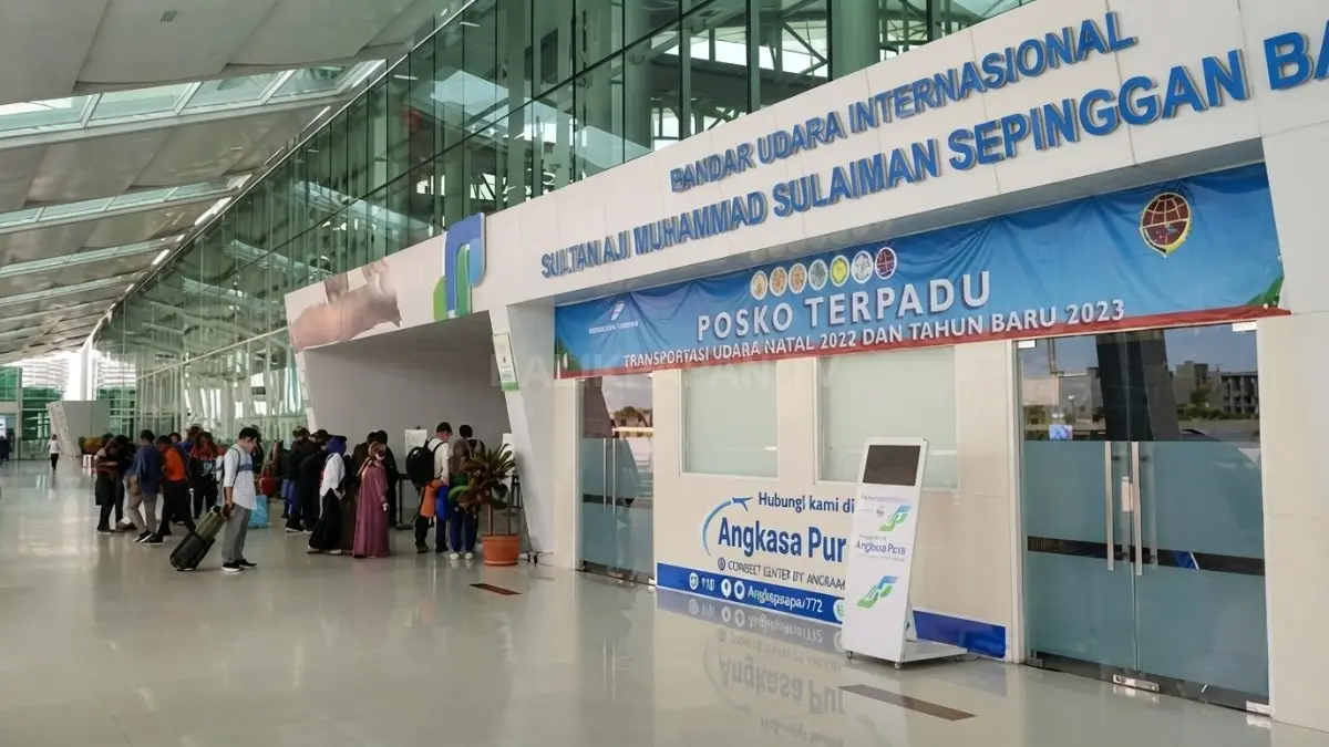Aktivitas penumpang di Bandara SAMS Sepinggan Balikpapan saat BPS merilis data perjalanan luar negeri Mei 2026.