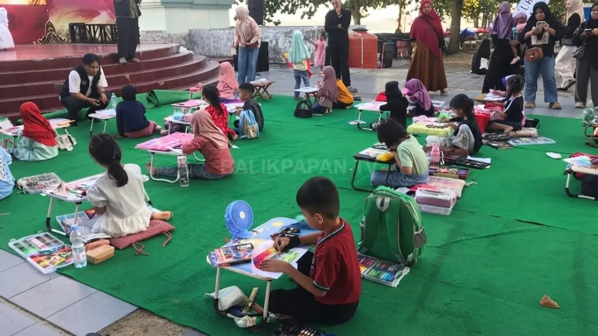 Anak-anak mengikuti lomba mewarnai Festival Rakyat 2026 di Monpera Balikpapan dengan semangat didampingi keluarga. (Foto: M TAUFIK/KP)