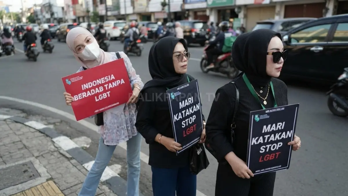 Korps HMI-Wati Cabang Balikpapan membagikan brosur edukasi kepada pengguna jalan di Lampu Merah BC