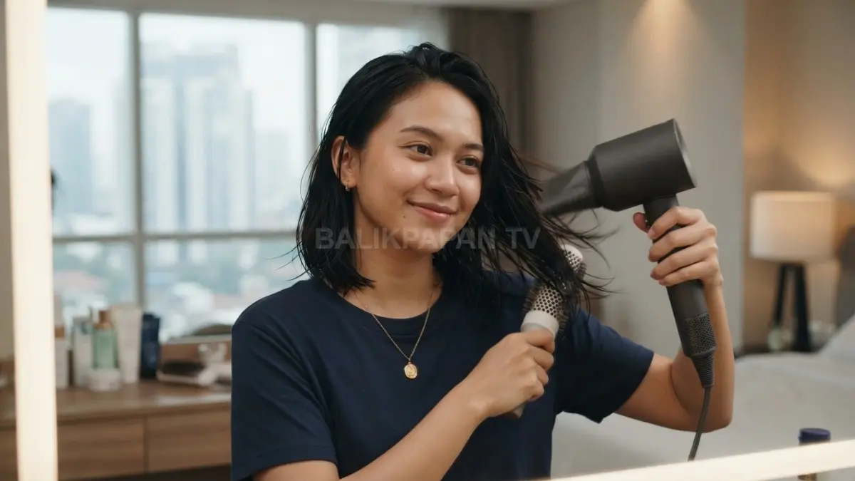 Mengeringkan akar rambut lebih dahulu membantu mengurangi kelembapan berlebih pada kulit kepala setiap hari. (BTV/AI)