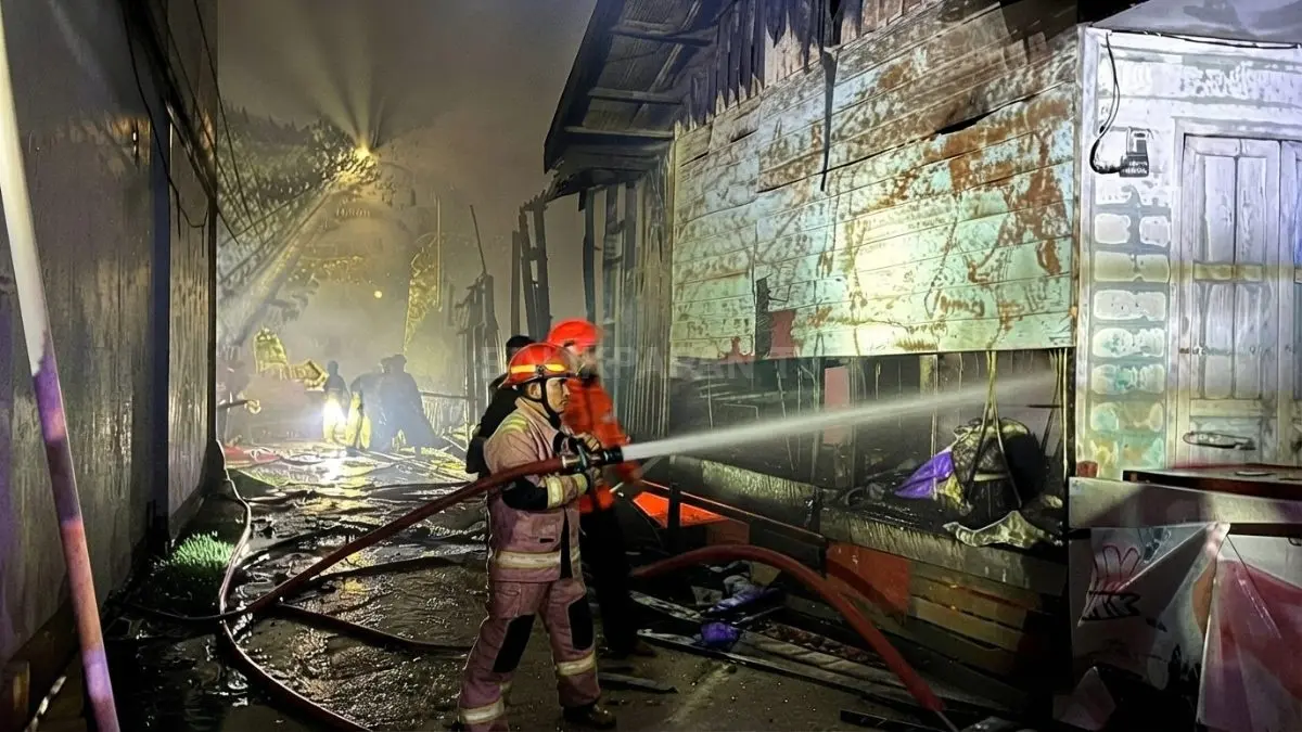 Petugas gabungan memadamkan kebakaran rumah kontrakan di Kelurahan Petung, Penajam Paser Utara.