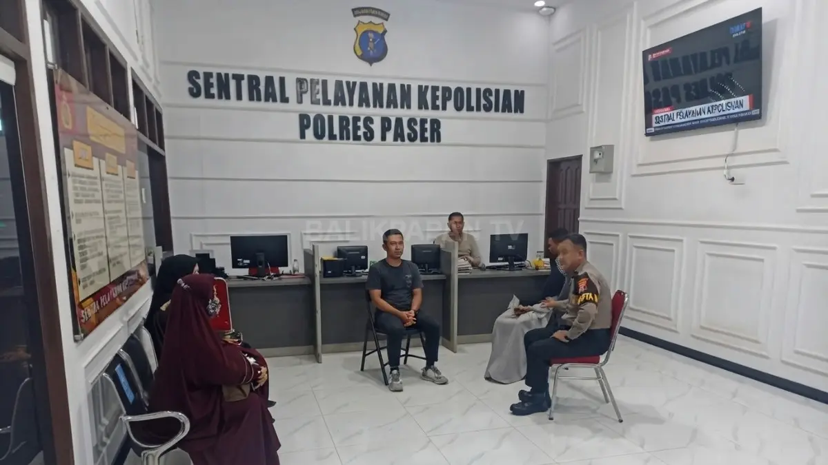 Petugas Polres Paser memberikan penjelasan mengenai modus penipuan segitiga yang marak melalui Facebook.(Najib/KP)
