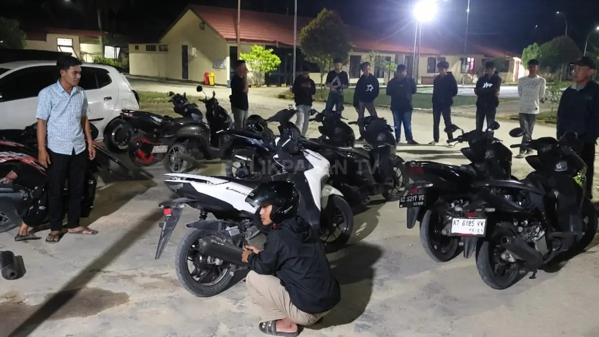 Polisi menertibkan balap liar di Waru dengan memusnahkan knalpot brong sebagai bentuk penegakan aturan.