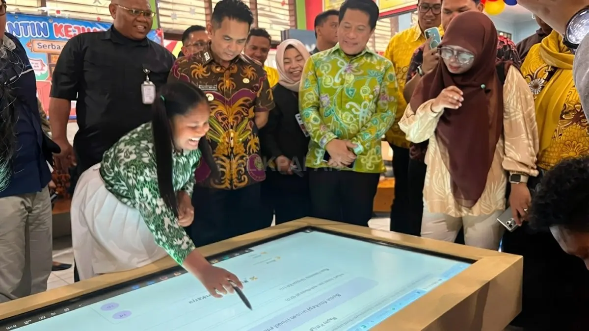 Siswa mengikuti pembelajaran digital menggunakan papan interaktif di ruang kelas.