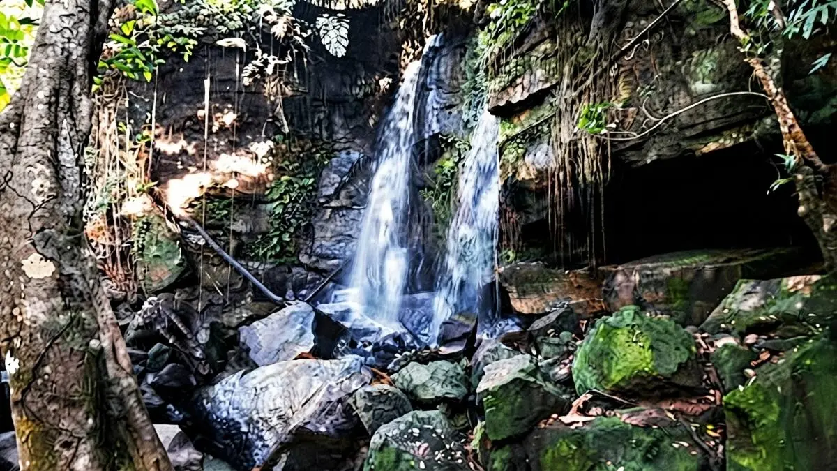 Air Terjun Kedang Ipil menawarkan bebatuan berundak, air jernih, fasilitas lengkap, dan panorama alam memikat wisatawan. (BTV/AI)