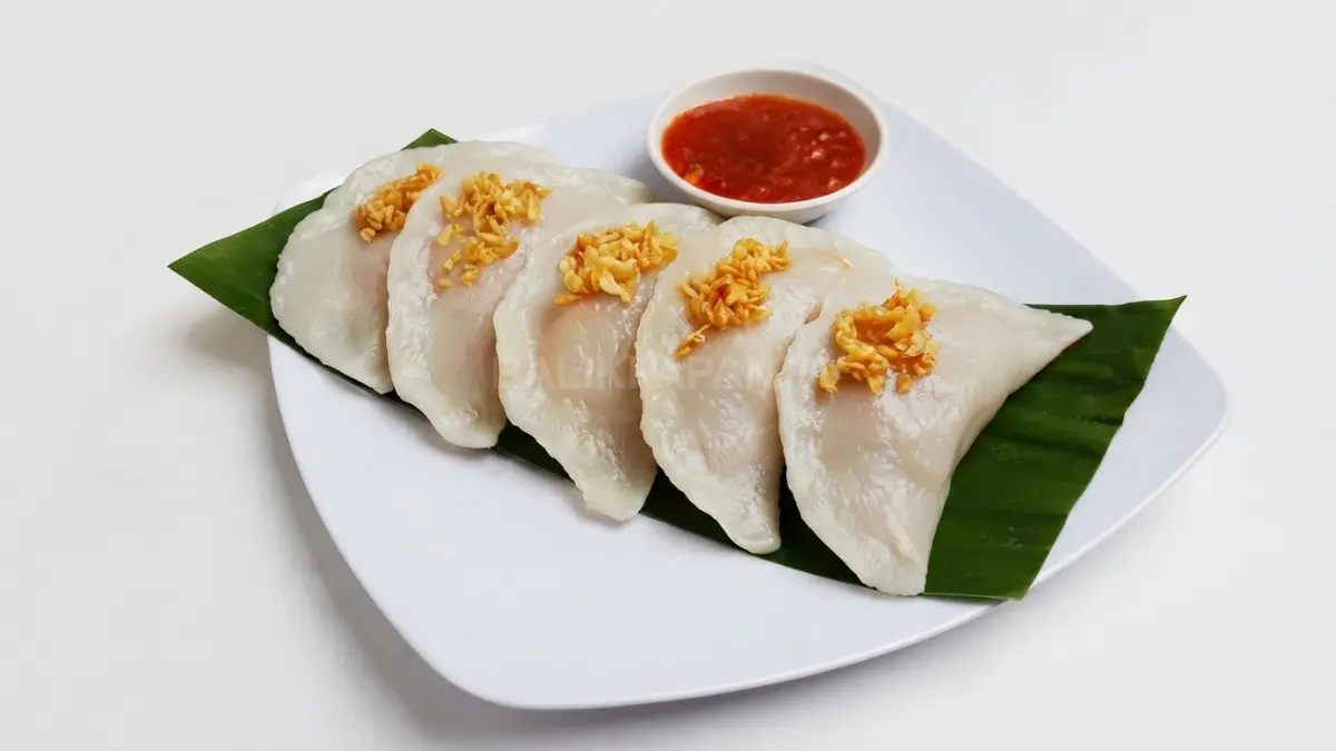 Aneka chai kue Pontianak dengan berbagai isian tradisional tersaji hangat bersama taburan bawang goreng. (BTV/AI)