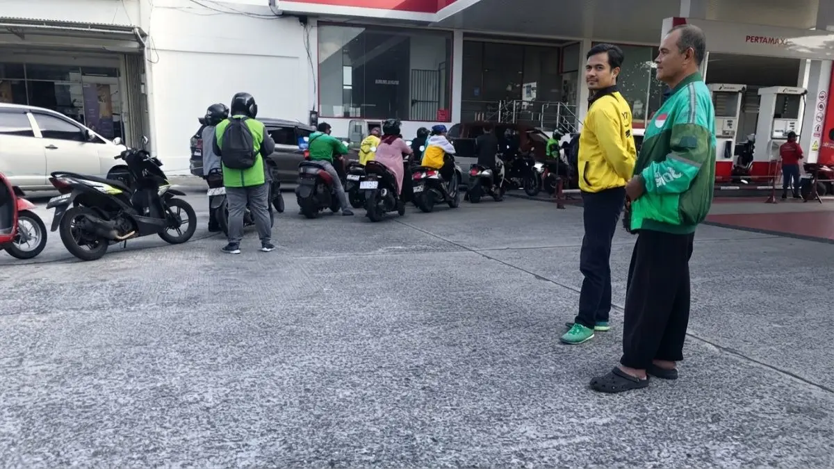Antrean kendaraan di SPBU Balikpapan membuat pengemudi ojol harus mematikan aplikasi sementara.