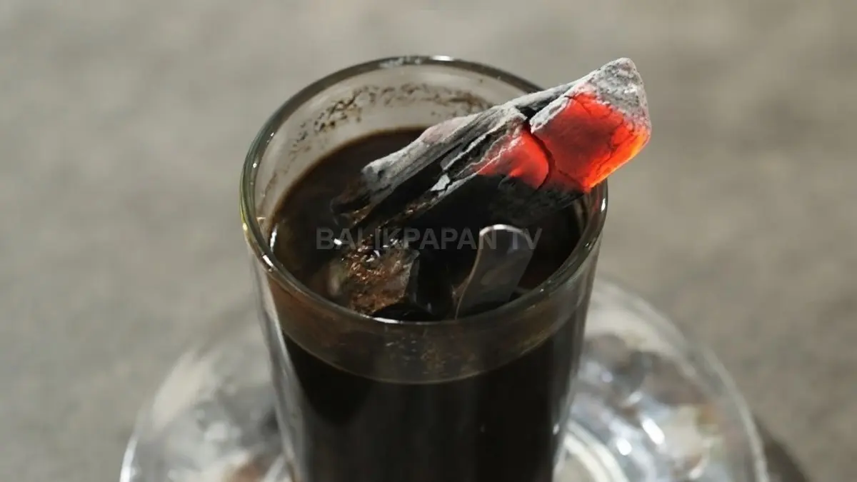 Kopi Joss memanfaatkan arang kayu berkualitas asal Kalimantan sebagai ciri khas penyajiannya. (BTV/AI)
